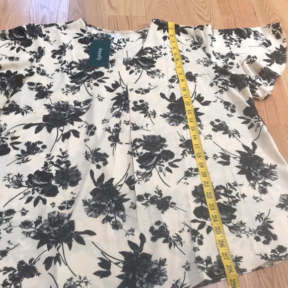 New! Anyally 2XL floral v neck blouse. - Picture 6 of 8